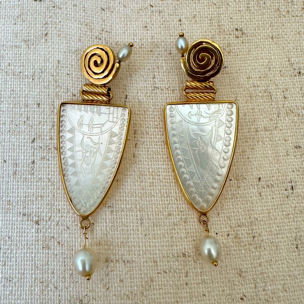 NA HOKU Mother of Pearl Gaming Counter 14k drop earring w/ fresh water pearls